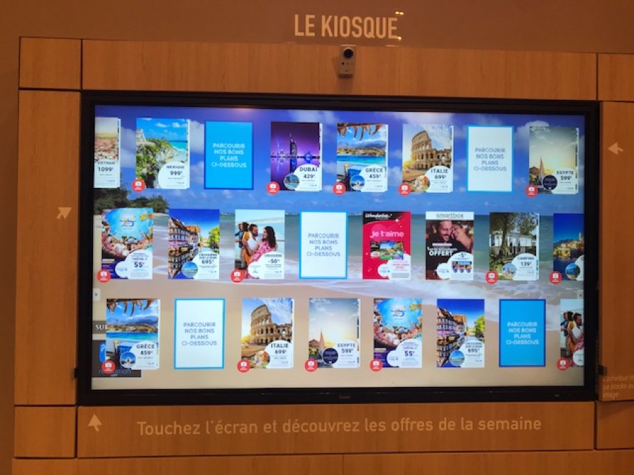 Le Kiosque — écran tactile 86 pouces pour découvrir les offres Carrefour Voyages