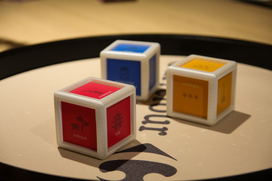 Dés RFID Place and Play — jeu interactif Carrefour Voyages