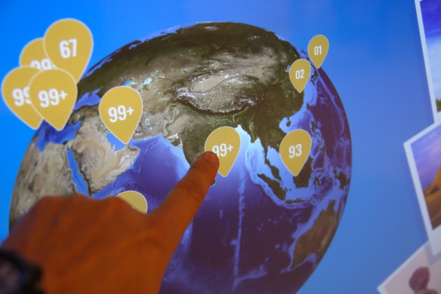 Globe Interactif Carrefour Voyages — interaction tactile avec les destinations